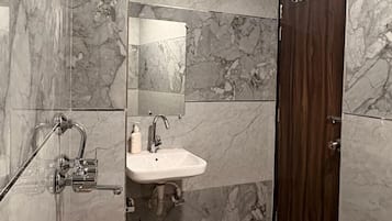 Chambre Deluxe | Salle de bain | Douche, articles de toilette gratuits