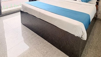 Luxury Room | Desk, laptop workspace