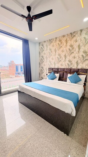 Luxury Room | Desk, laptop workspace - Hotel Raas Inn (Kanpur)