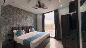 Luxury Room | Desk, laptop workspace - Hotel Raas Inn (Kanpur)