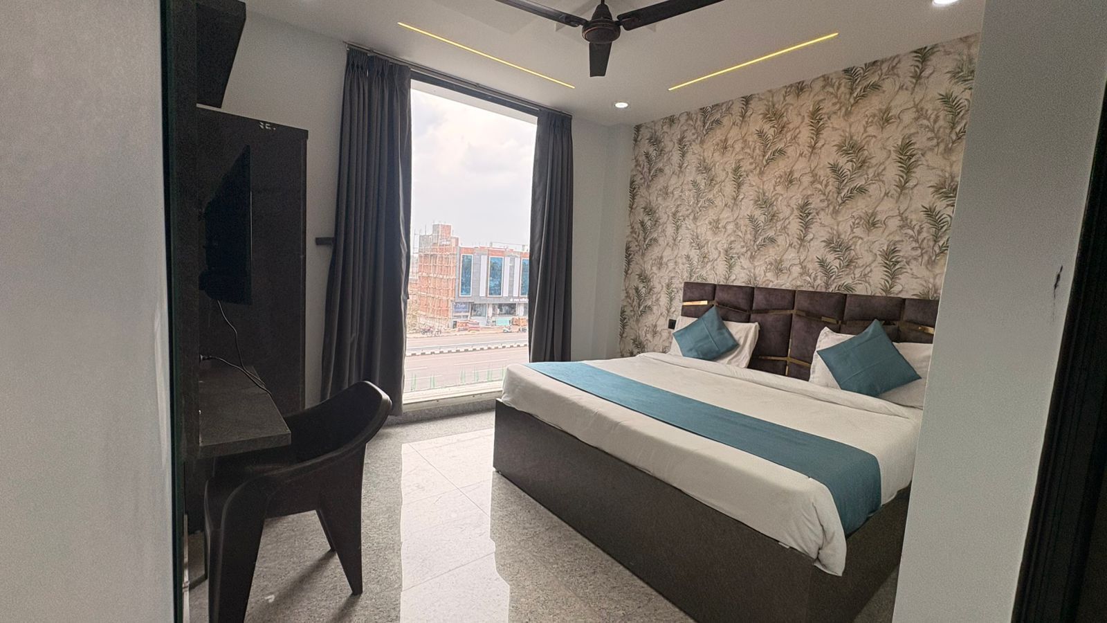 Habitación de lujo | Escritorio y espacio para trabajar con un portátil