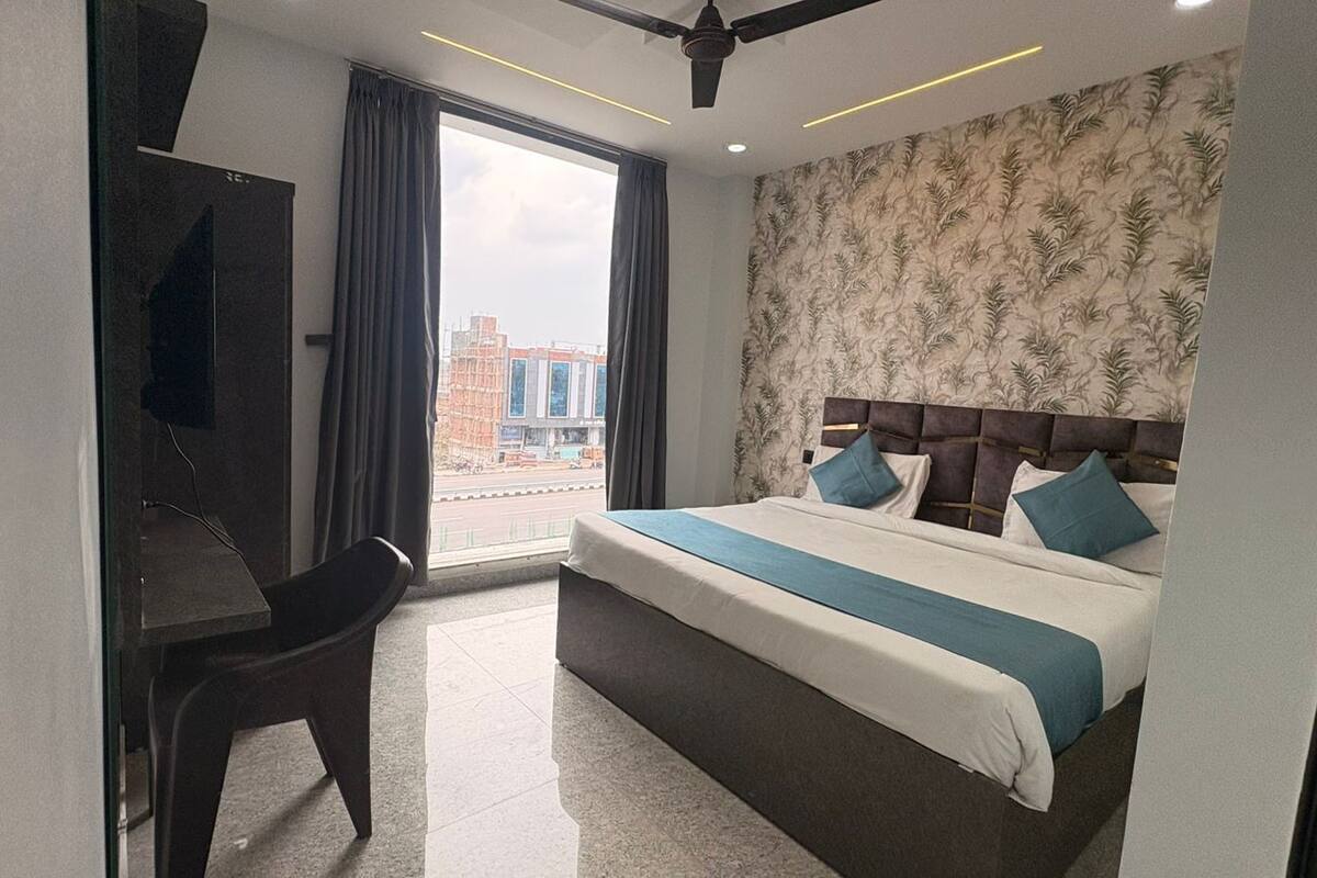 Habitación de lujo | Escritorio y espacio para trabajar con un portátil