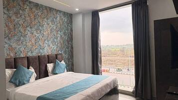 Luxury Room | Desk, laptop workspace