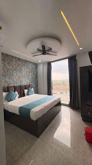 Luxury Room | Desk, laptop workspace - Hotel Raas Inn (Kanpur)