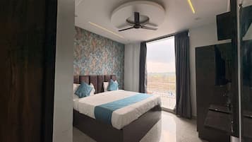 Luxury Room | Desk, laptop workspace