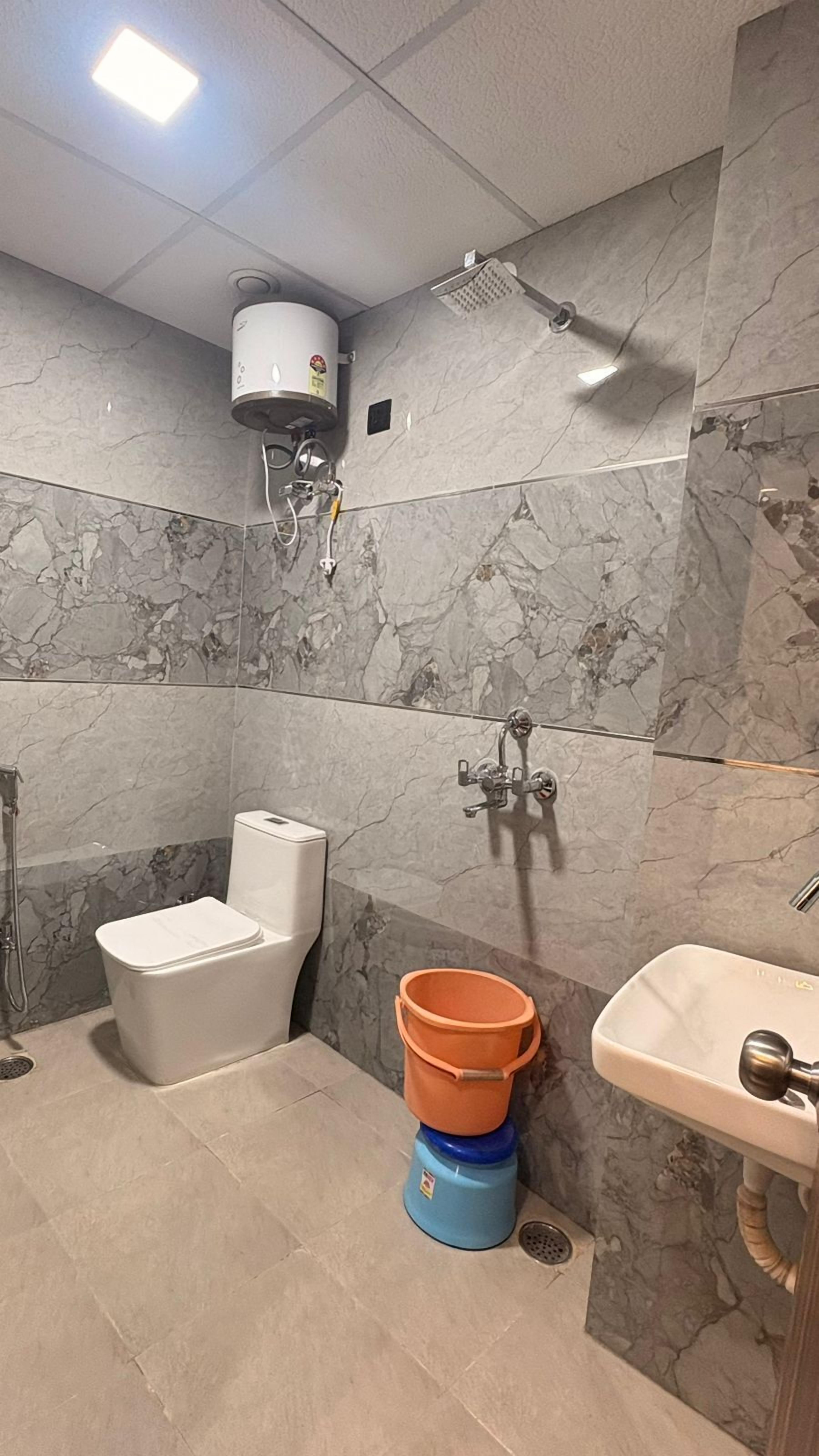 Deluxe Room | Bathroom | Shower, free toiletries