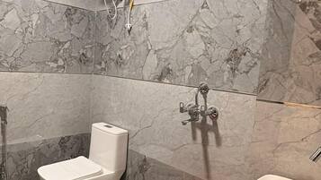 Deluxe Room | Bathroom | Shower, free toiletries