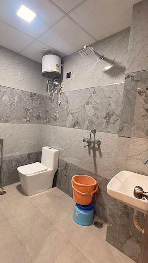 Deluxe Room | Bathroom | Shower, free toiletries - Hotel Raas Inn (Kanpur)