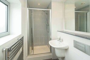 Shower, hair dryer, towels, soap - Clean & Comfortable 2-Bed with Views in Mile End (London)