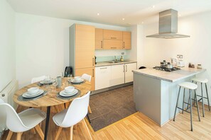 Private kitchen - Clean & Comfortable 2-Bed with Views in Mile End (London)