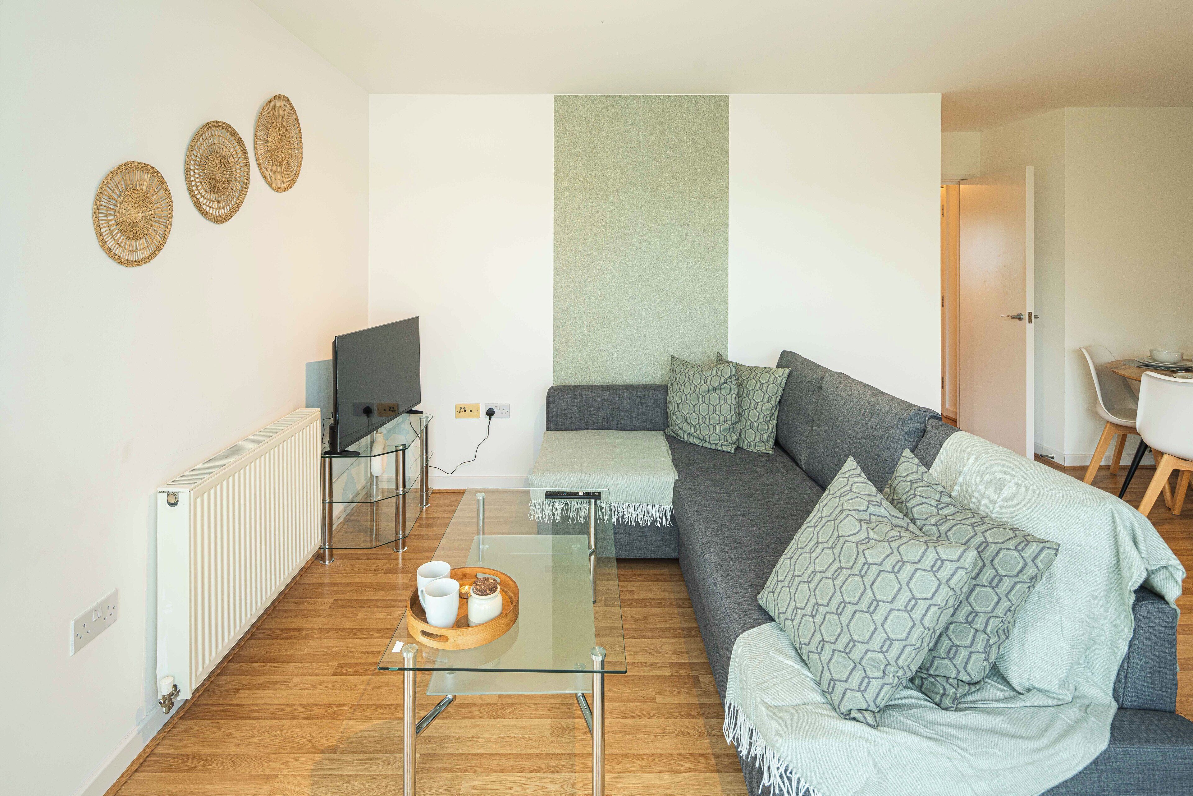 Clean & Comfortable 2-bed With Views In Mile End - Greenwich