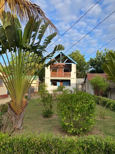 CASA DENISE ILE SAINTE MARIE VOHILAVA MADA 
Maison neuve toute équipée et jardin