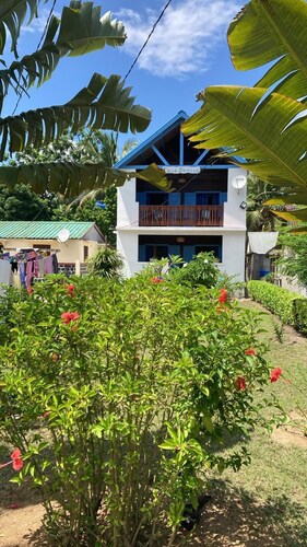 CASA DENISE ILE SAINTE MARIE VOHILAVA MADA 
Maison neuve toute équipée et jardin