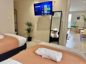 2 bedrooms, iron/ironing board, WiFi, bed sheets - Boutique City Centre Apartment, Balcony, Parking (Manchester)