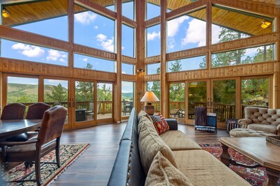 A Bear's View Luxury Cabin 4Bd/4.5Ba 8 Beds Sleeps 12 Great ski/summer getaway!