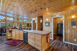 Microwave, oven, stovetop, dishwasher - A Bear's View Luxury Cabin 4Bd/4.5Ba 8 Beds Sleeps 12 Great ski/summer getaway! (Greer)