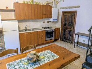 Réfrigérateur, four, plaque de cuisson, cafetière/bouilloire