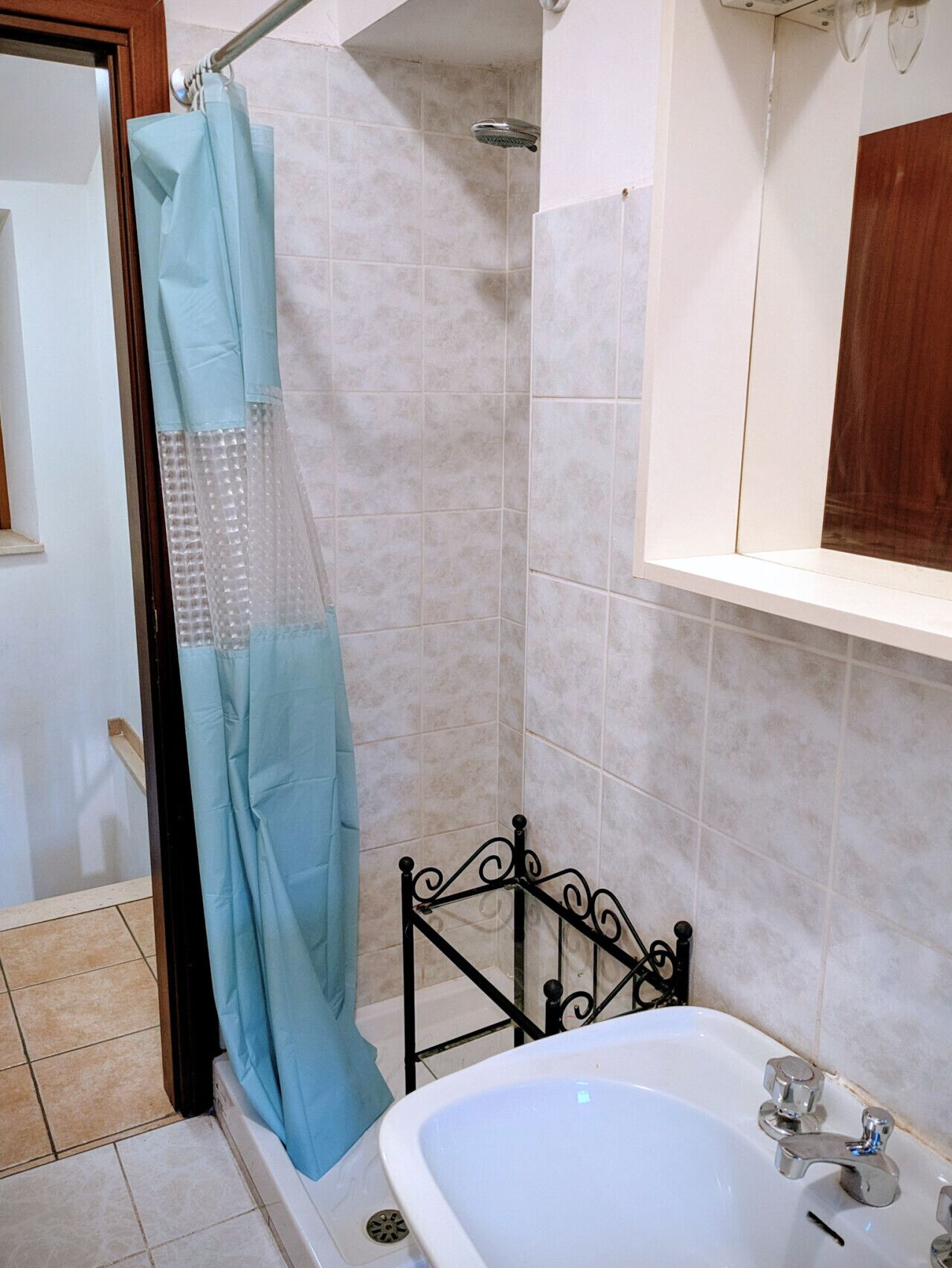 Un baño con bañera, cortina de ducha y lavabo.