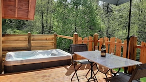 Outdoor dining - Cabane du Trappeur - Private Jacuzzi Spa, panoramic terrace & nature (Ferdrupt)