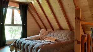 1 bedroom, WiFi, bed sheets - Cabane du Trappeur - Private Jacuzzi Spa, panoramic terrace & nature (Ferdrupt)