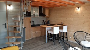 Fridge, microwave, stovetop, dishwasher - Cabane du Trappeur - Private Jacuzzi Spa, panoramic terrace & nature (Ferdrupt)