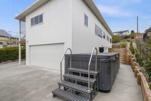 Outdoor spa tub - Luxury home, wifi, swim spa, central location (Taupō)