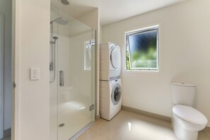 Hair dryer, towels - Luxury home, wifi, swim spa, central location (Taupō)