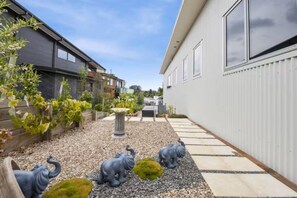 Property grounds - Luxury home, wifi, swim spa, central location (Taupō)
