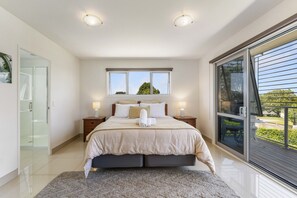3 bedrooms, WiFi, bed sheets - Luxury home, wifi, swim spa, central location (Taupō)