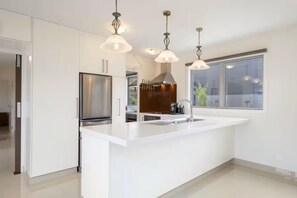 Private kitchen - Luxury home, wifi, swim spa, central location (Taupō)