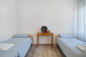 Een strijkplank/strijkijzer, wifi, beddengoed