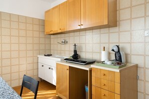 Kühlschrank, Mikrowelle, Herdplatte, Wasserkocher mit Kaffee-/Teezubehör