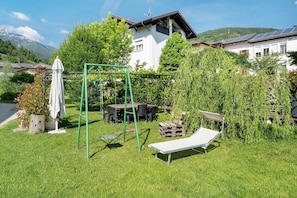 Outdoor dining - Holiday Home 'Conci' with Mountain View, Private Terrace and Wi-Fi (Calceranica al Lago)