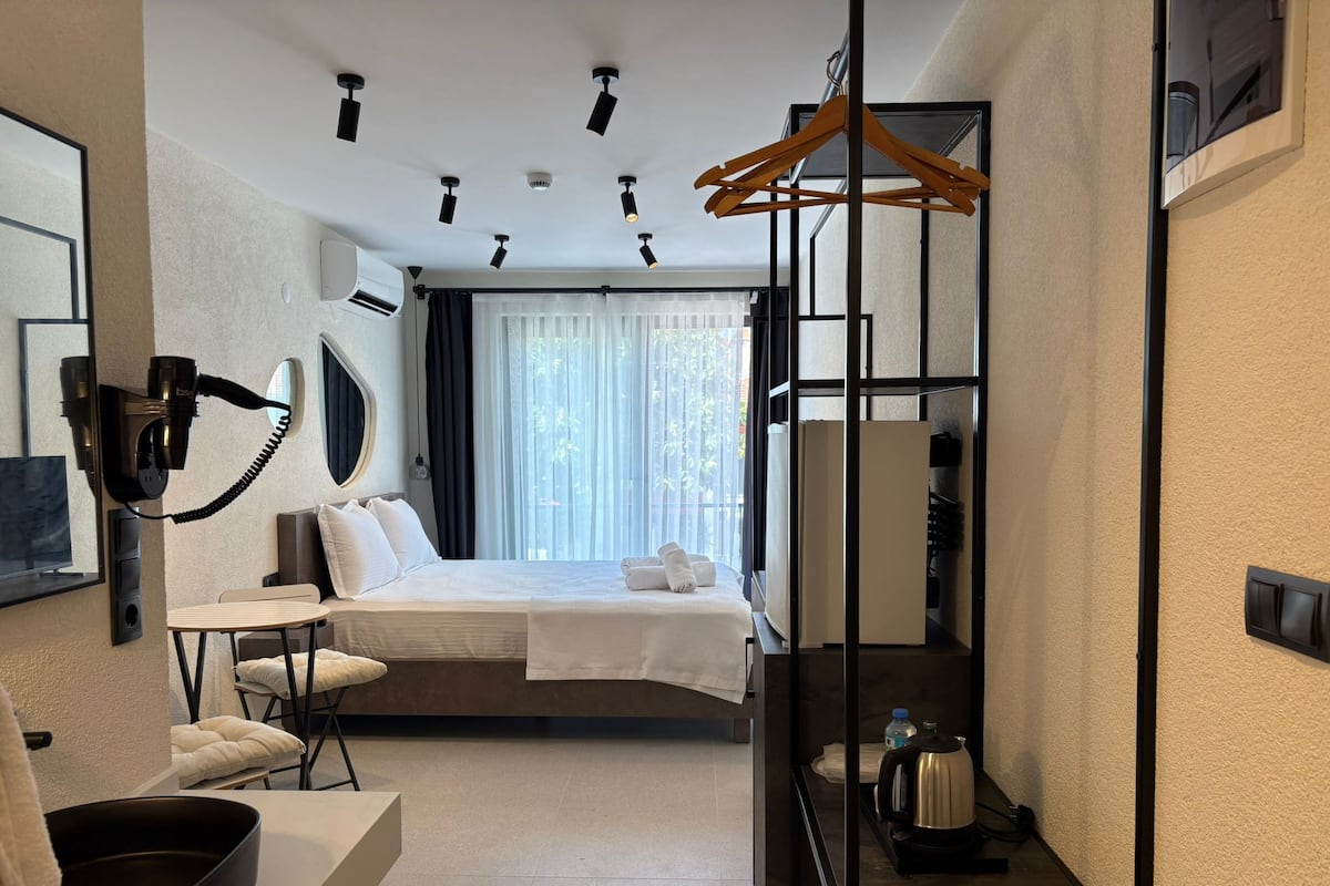 Espacio para trabajar con laptop y wifi gratis