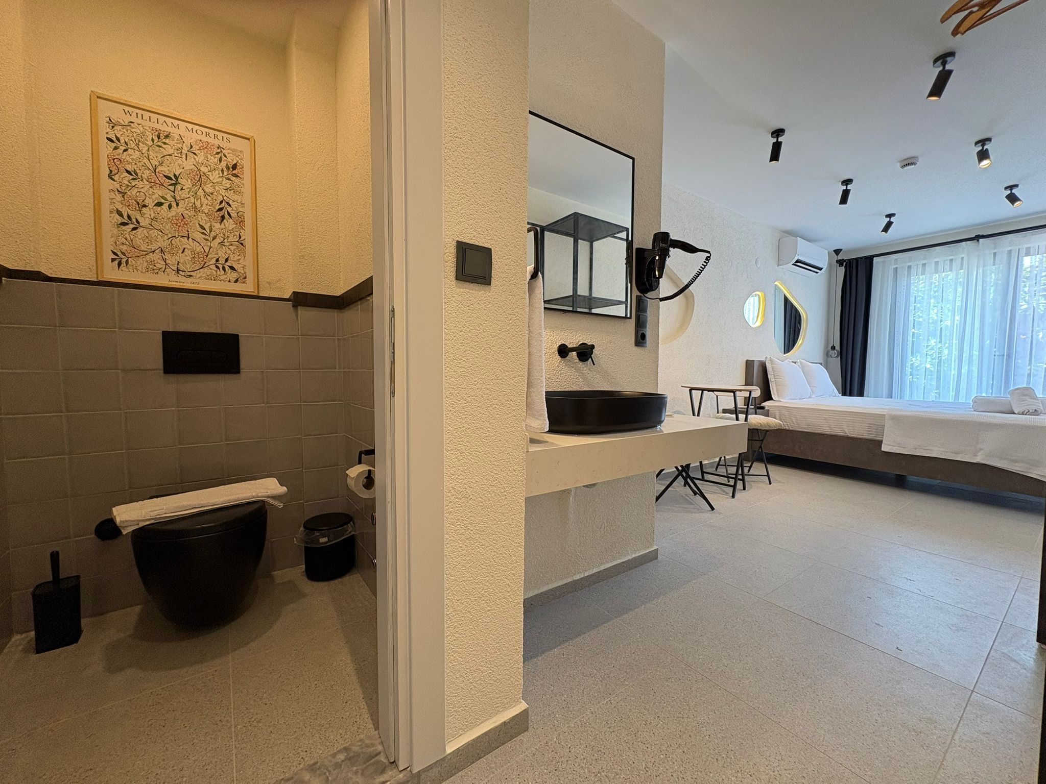 Double Room, Private Bathroom | Bathroom | Shower, free toiletries, hair dryer, towels