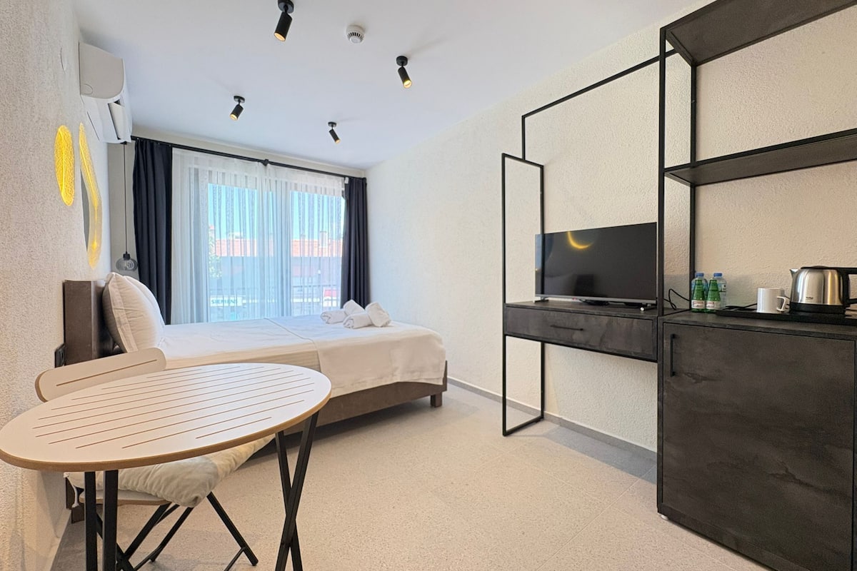 Espacio para trabajar con laptop y wifi gratis