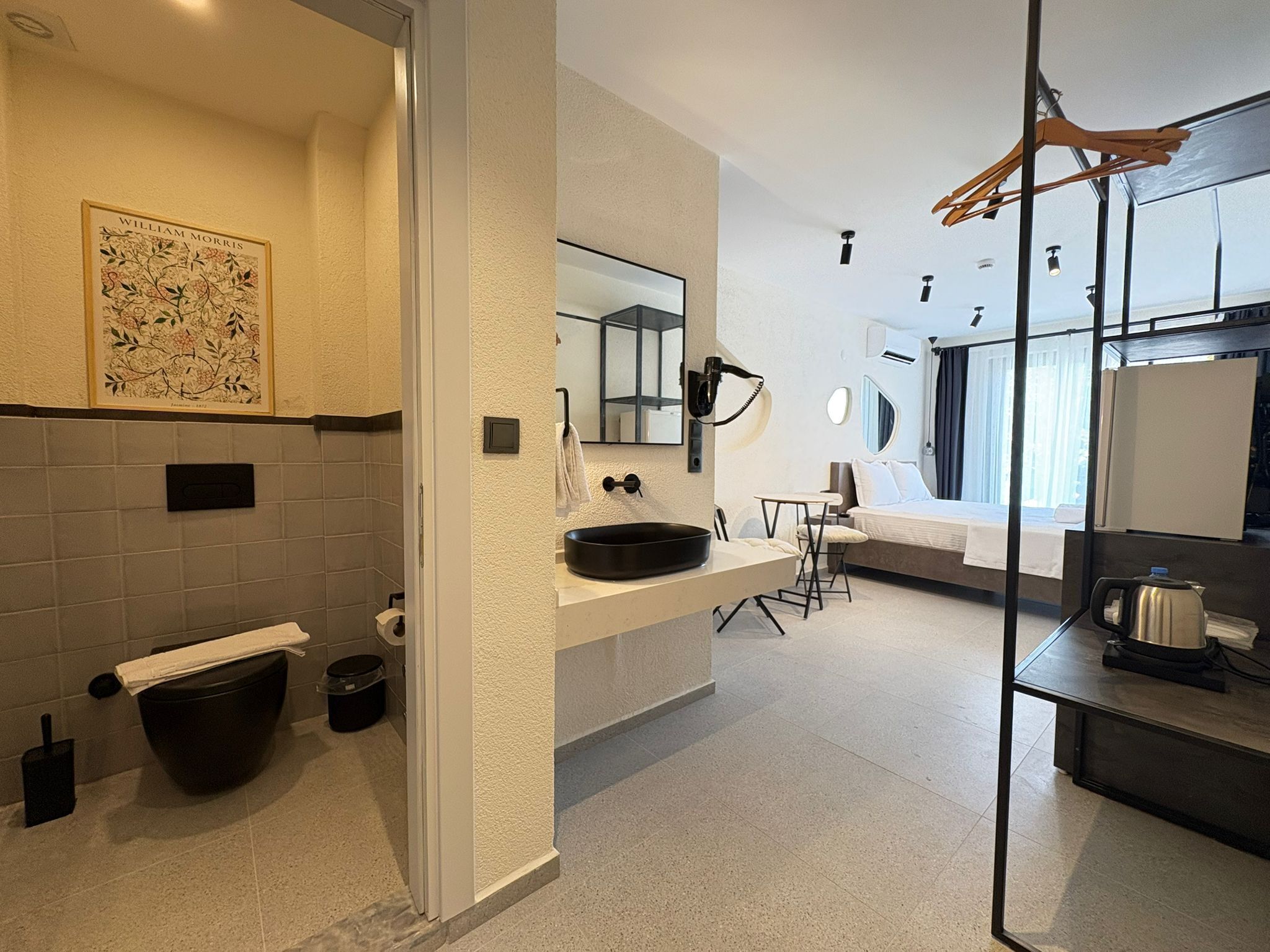 Double Room, Private Bathroom | Bathroom | Shower, free toiletries, hair dryer, towels