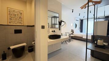 Double Room, Private Bathroom | Bathroom | Shower, free toiletries, hair dryer, towels