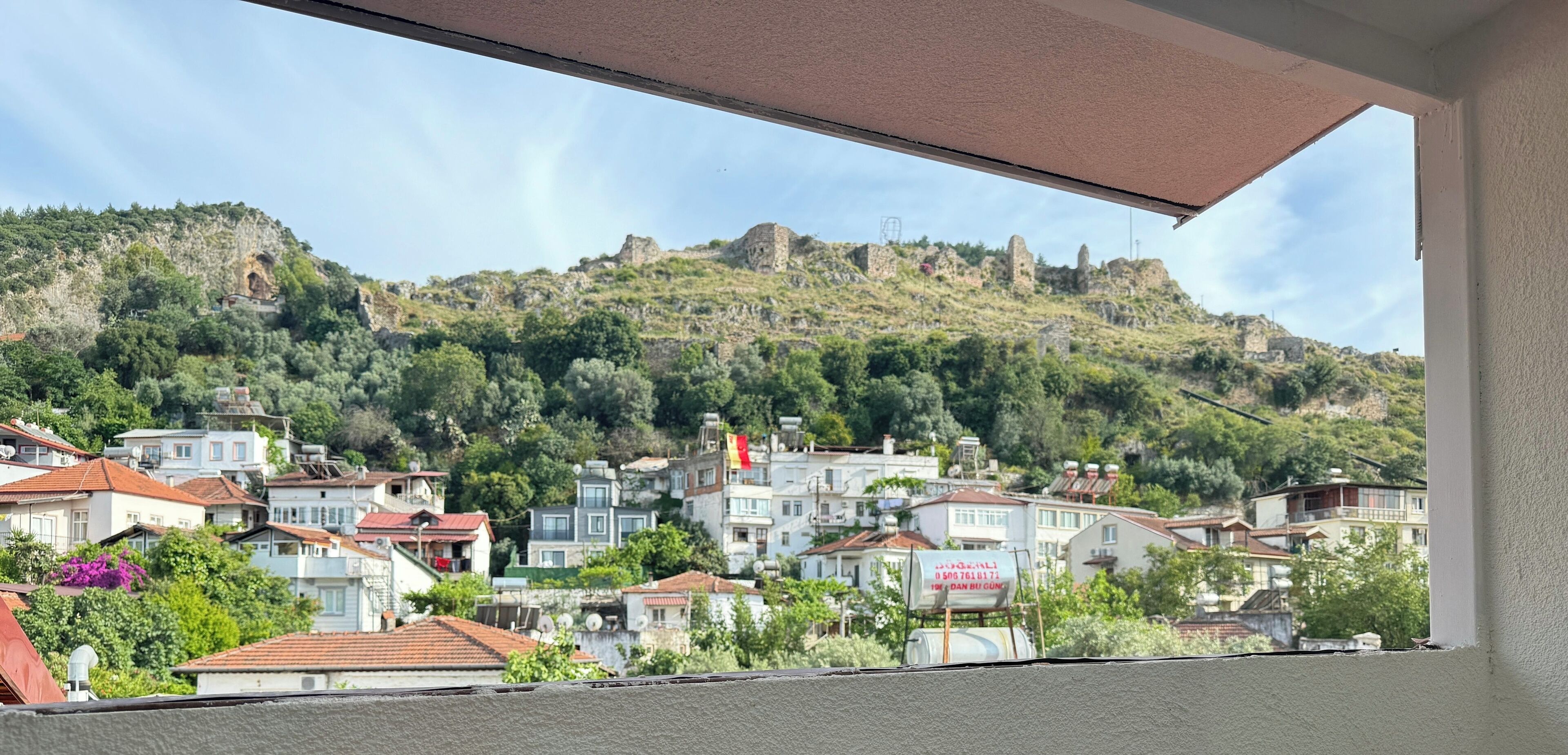 Quarto casal, sacada, vista para a montanha | Vista da propriedade