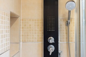 Shower, hair dryer, towels, soap - Private Garden & Parking | Entire Home Thamesmead (London)