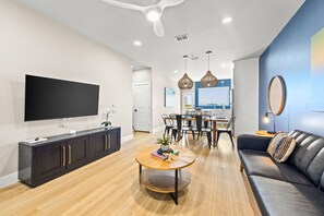 Smart TV, offices - Waterfront designer haven with marina views. Enjoy luxury hotel reliability, high-end finishes, and a private balcony. Laptop-friendly with fast WiFi & 24/7 concierge. 100% photo-accurate—skip the letdown, embrace the luxe. 🌊🥂 (SOUTH PADRE ISLAND)