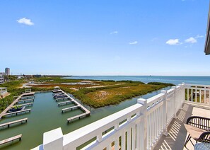 Property grounds - Waterfront designer haven with marina views. Enjoy luxury hotel reliability, high-end finishes, and a private balcony. Laptop-friendly with fast WiFi & 24/7 concierge. 100% photo-accurate—skip the letdown, embrace the luxe. 🌊🥂 (SOUTH PADRE ISLAND)