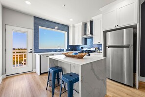Fridge, microwave, oven, stovetop - Waterfront designer haven with marina views. Enjoy luxury hotel reliability, high-end finishes, and a private balcony. Laptop-friendly with fast WiFi & 24/7 concierge. 100% photo-accurate—skip the letdown, embrace the luxe. 🌊🥂 (SOUTH PADRE ISLAND)