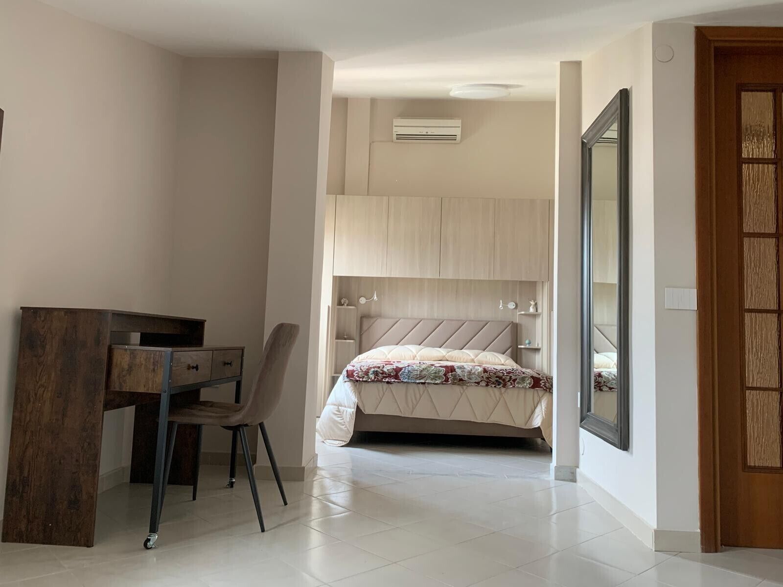 Tabla de planchar con plancha, wifi, ropa de cama