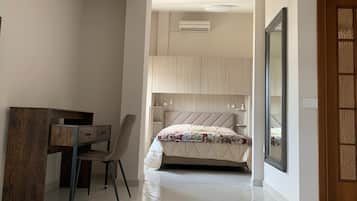 Tabla de planchar con plancha, wifi, ropa de cama