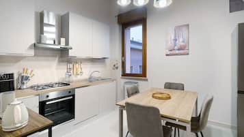 Een koelkast, een oven, een kookplaat, een vaatwasser