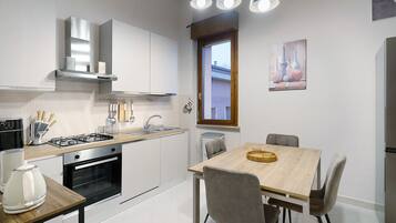 Frigorifero, forno, piano cottura, lavastoviglie