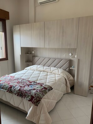 Planxa i posts de planxar, wifi i roba de llit