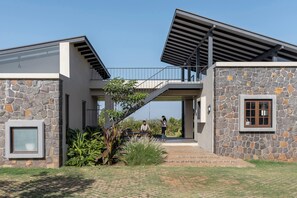 Exterior - Cozy 2-bedroom farmhouse in Nashik outskirts (Nasik)