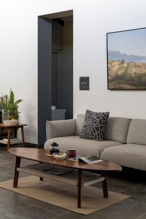 TV, fireplace - Cozy 2-bedroom farmhouse in Nashik outskirts (Nasik)